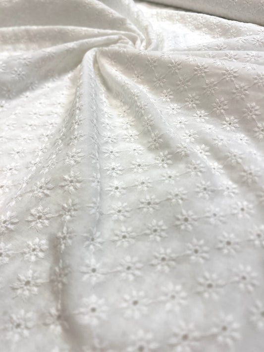 Attēls ar Izšūts kokvilnas audums - balts puķīšu motīvs 100 g/m² – pieejams Šarlotes audumi