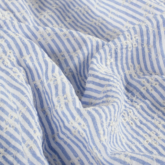 Attēls ar Izšūts kokvilnas audums - balts puķīšu motīvs ar līnijam 180 g/m² – pieejams Šarlotes audumi