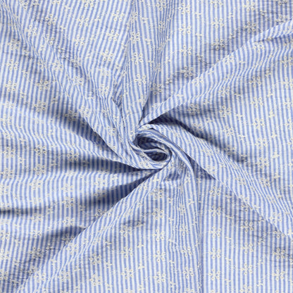 Image d’un tissu en coton brodé - motif fleuri blanc avec lignes 180 g/m² – disponible chez Šarlotes audumi
