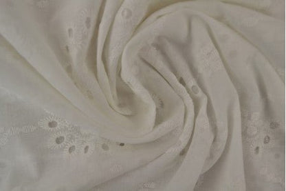 Tissu en coton brodé - motif floral blanc 100 g/m²