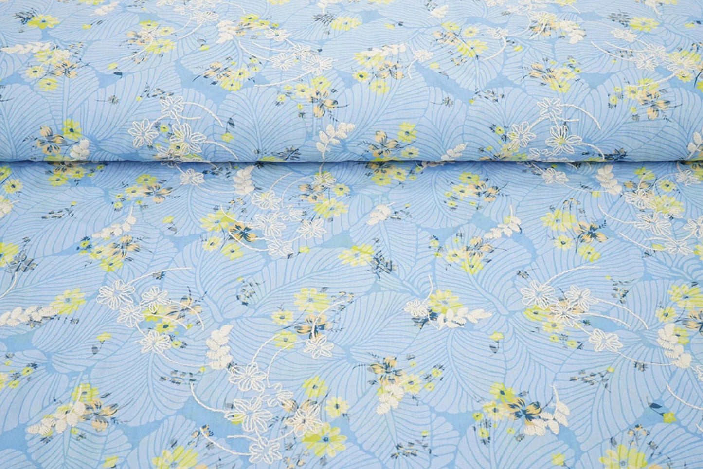 Attēls ar Izšūts kokvilnas audums - dzetenas puķes uz zila 115 g/m² – pieejams Šarlotes audumi