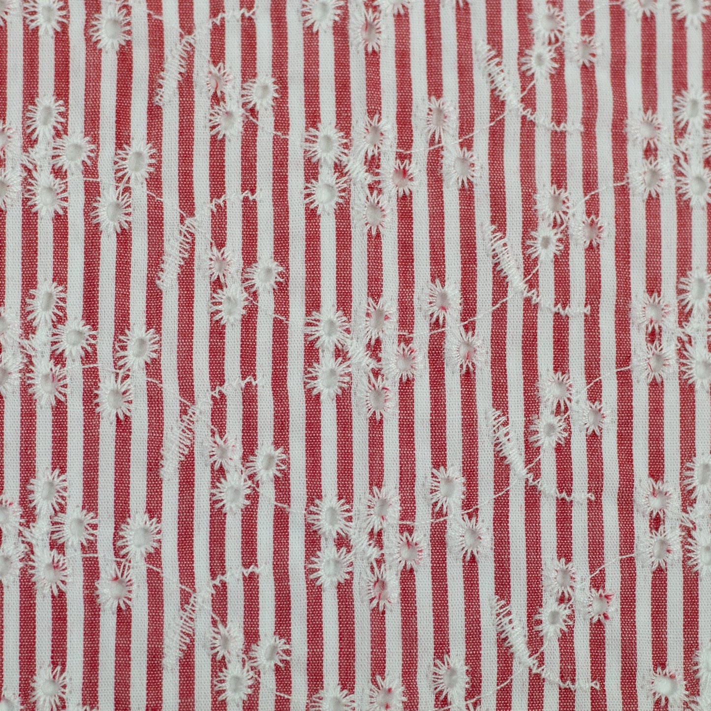 Attēls ar Izšūts kokvilnas audums - puķīšu motīvs ar līnijam 120 g/m² – pieejams Šarlotes audumi