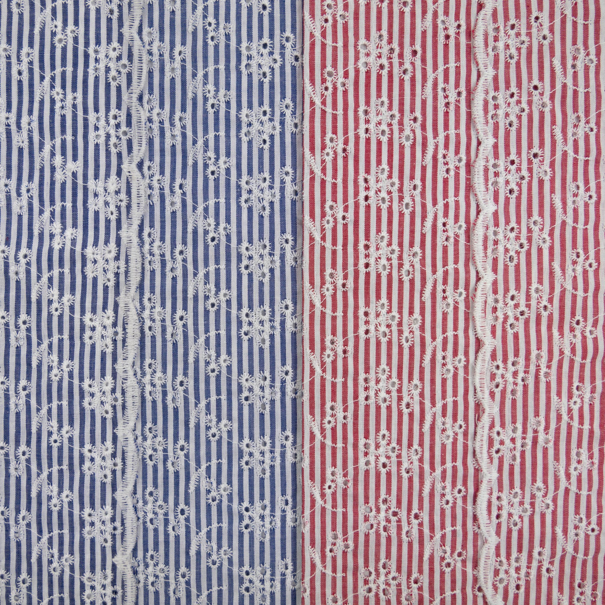 Attēls ar Izšūts kokvilnas audums - puķīšu motīvs ar līnijam 120 g/m² – pieejams Šarlotes audumi