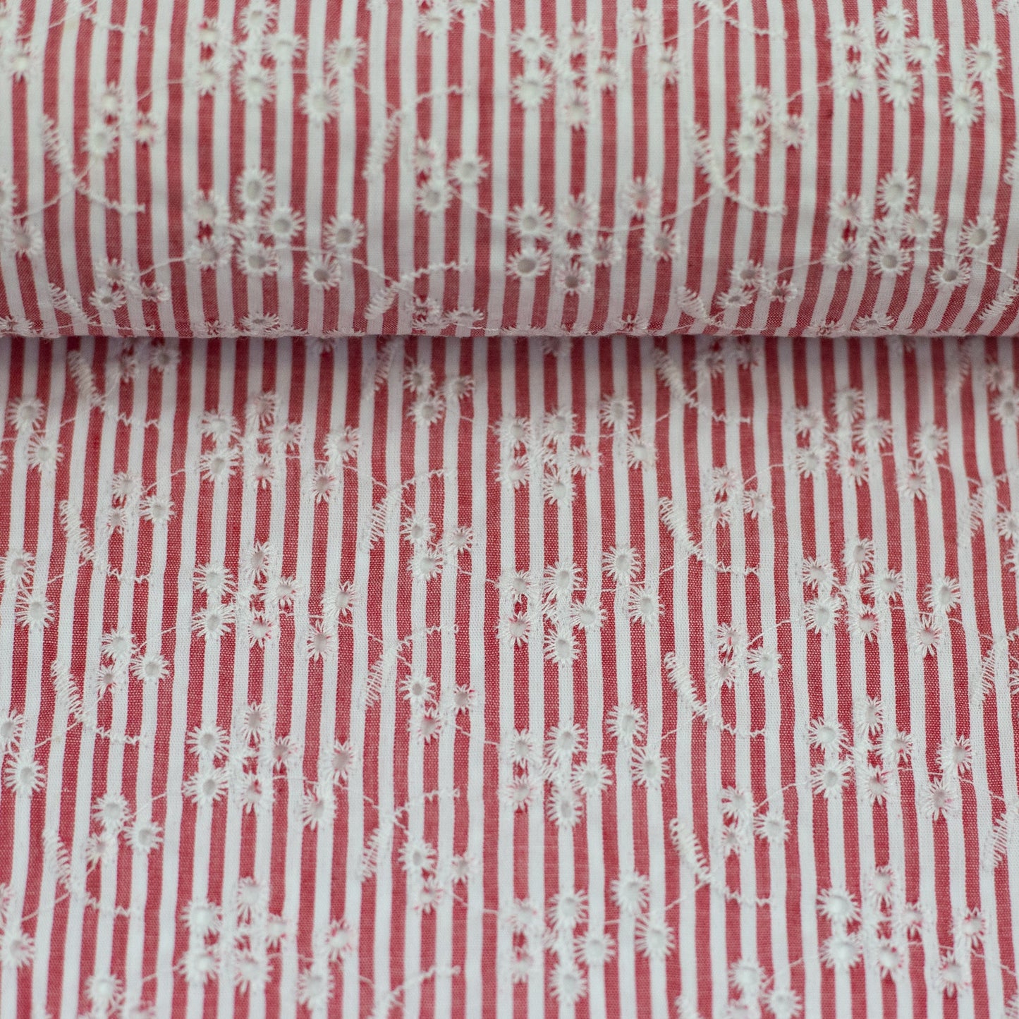 Attēls ar Izšūts kokvilnas audums - puķīšu motīvs ar līnijam 120 g/m² – pieejams Šarlotes audumi