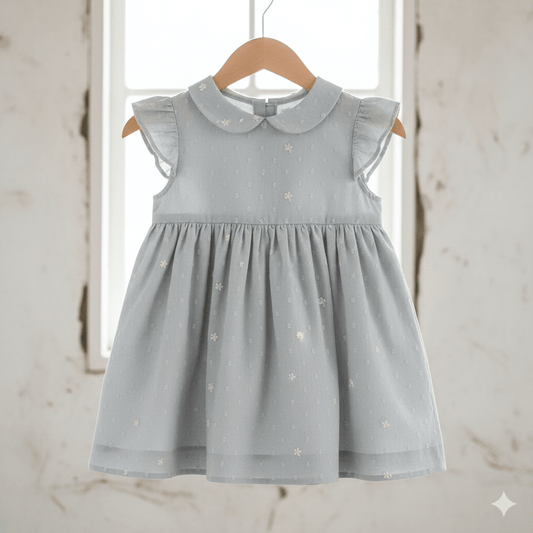 Attēls ar Izšūts kokvilnas audums - puķītes uz gaiši pelēka fona 70 g/m² – pieejams Šarlotes audumi