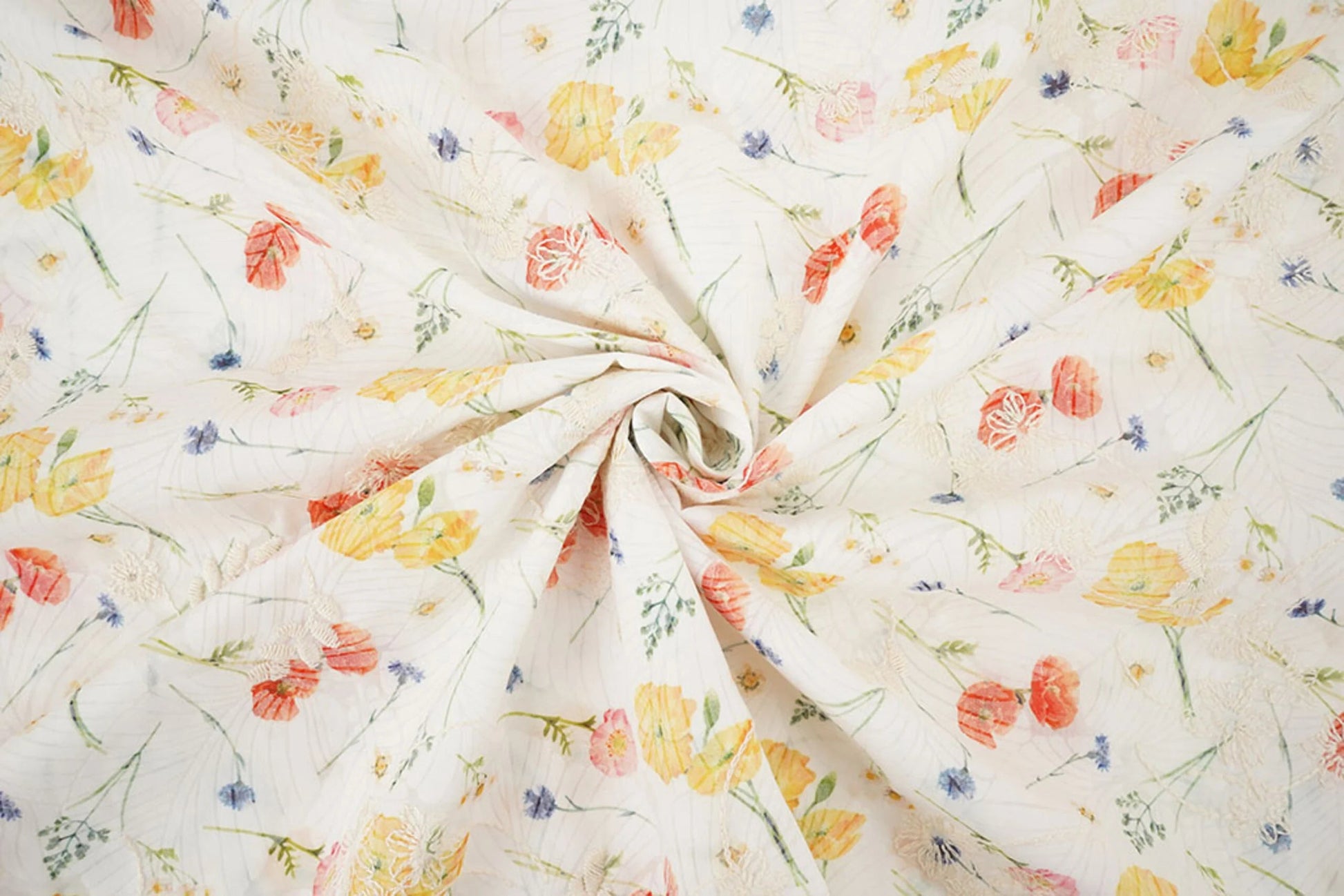 Attēls ar Izšūts kokvilnas audums - vasaras puķes 115 g/m² – pieejams Šarlotes audumi
