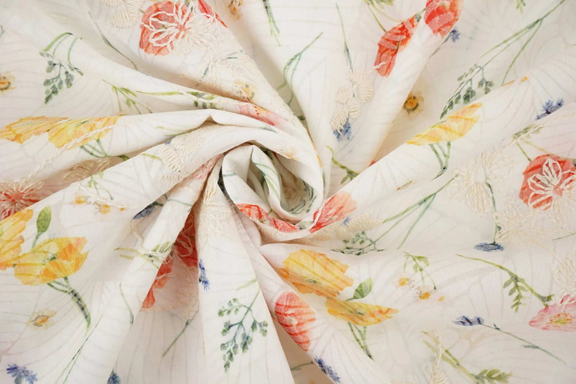 Attēls ar Izšūts kokvilnas audums - vasaras puķes 115 g/m² – pieejams Šarlotes audumi