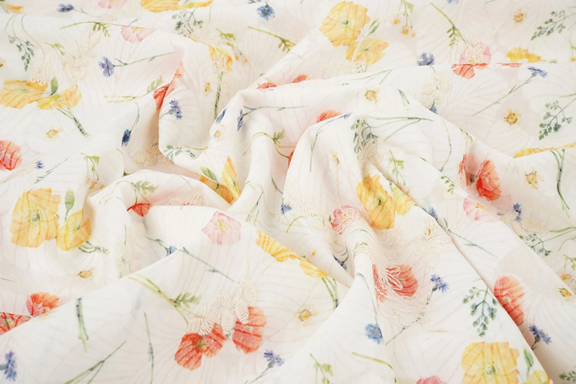 Attēls ar Izšūts kokvilnas audums - vasaras puķes 115 g/m² – pieejams Šarlotes audumi