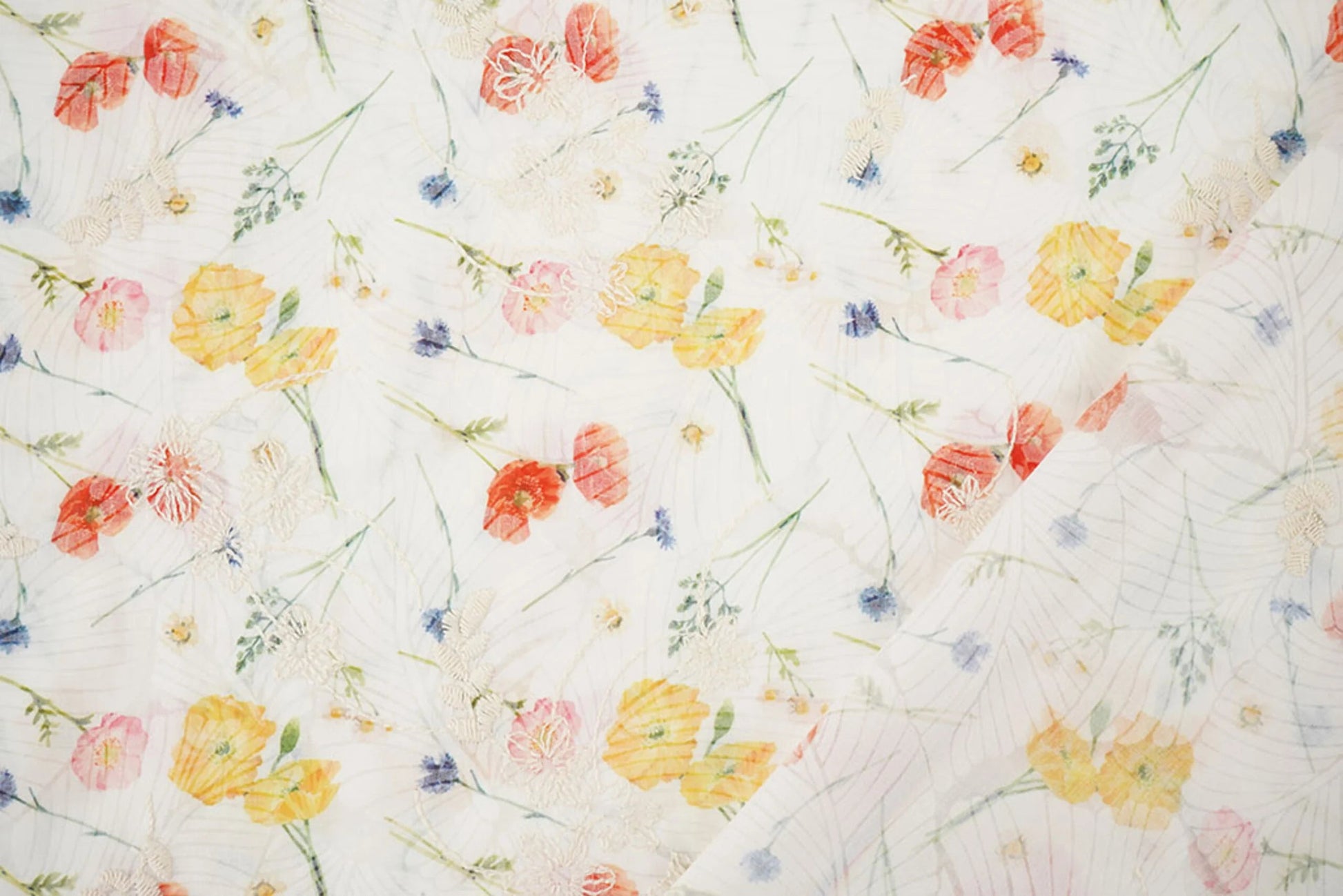 Attēls ar Izšūts kokvilnas audums - vasaras puķes 115 g/m² – pieejams Šarlotes audumi