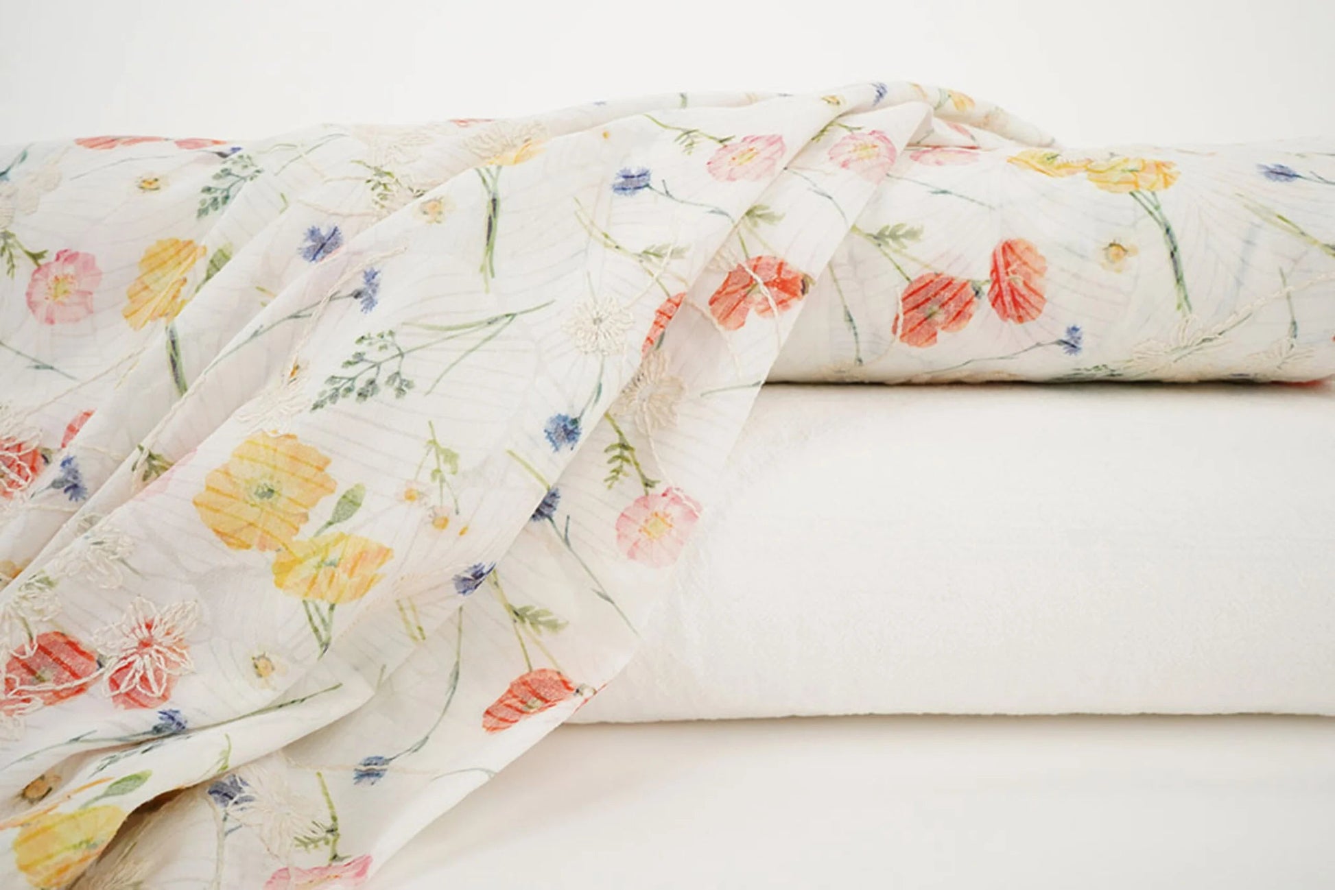 Attēls ar Izšūts kokvilnas audums - vasaras puķes 115 g/m² – pieejams Šarlotes audumi