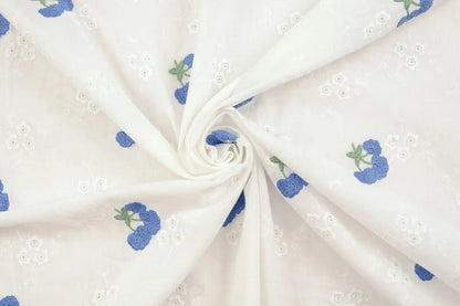 Tissu en coton brodé - fleurs bleues 110 g/m²