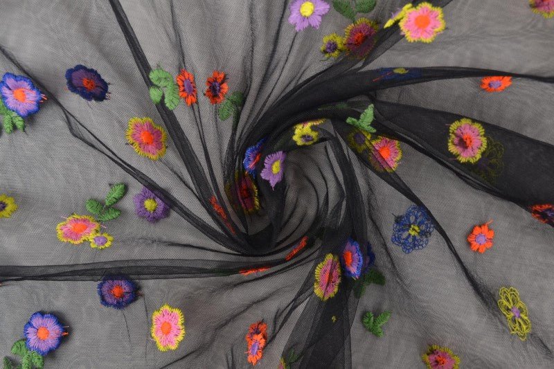 Image d’un tulle brodé à fleurs - teinte noire 70 g/m² – disponible chez Šarlotes audumi