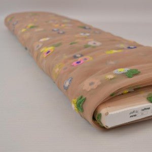 Attēls ar Izšūts tilla audums ar ziediem - persiku tonis 70 g/m² – pieejams Šarlotes audumi