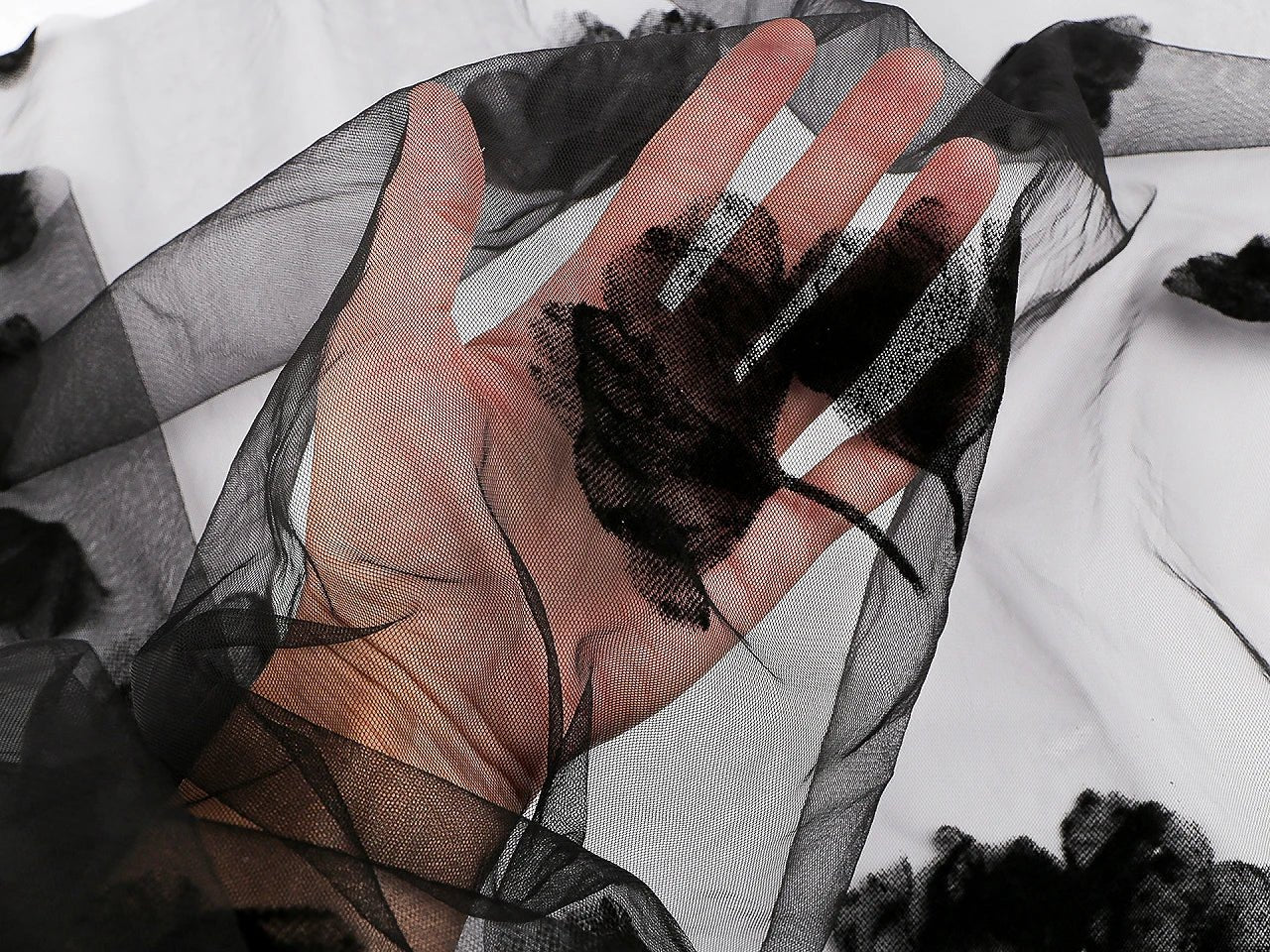 Attēls ar Izšūts tills ar ginko 29 g/m² – pieejams Šarlotes audumi