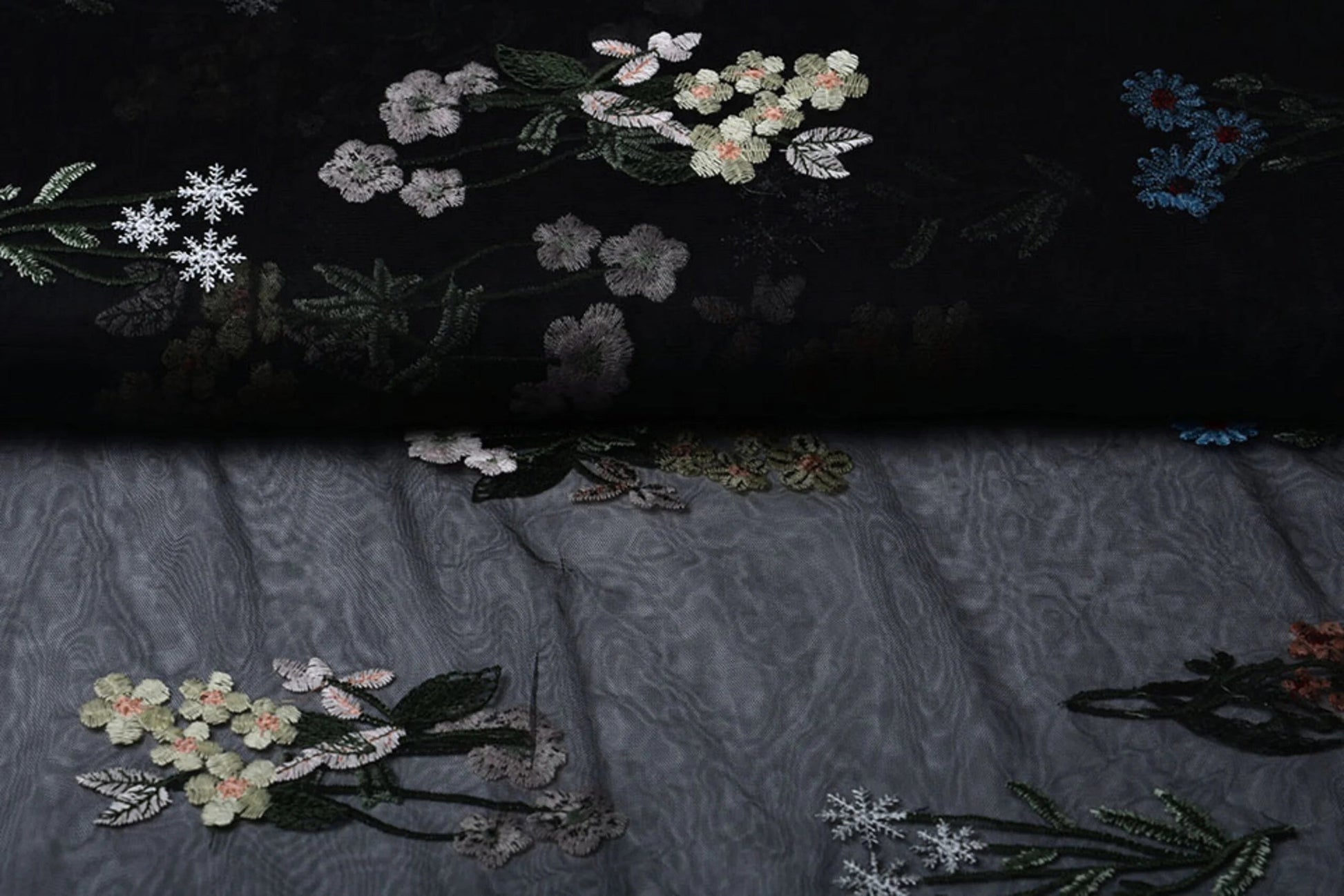 Attēls ar Izšūts tills ar ziediem 100 - 150 g/m² – pieejams Šarlotes audumi