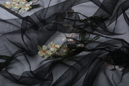 Image de tulle brodée à fleurs 100 - 150 g/m² – disponible chez Šarlotes audumi