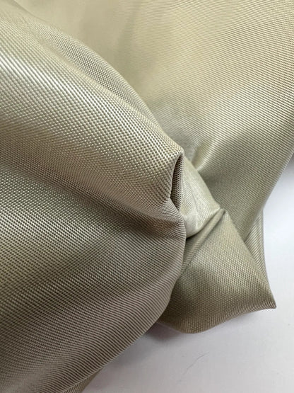 Image de tissu sergé satiné japonais – gris | 100 % polyamide | 200 g/m² | 125 cm – disponible chez Šarlotes audumi