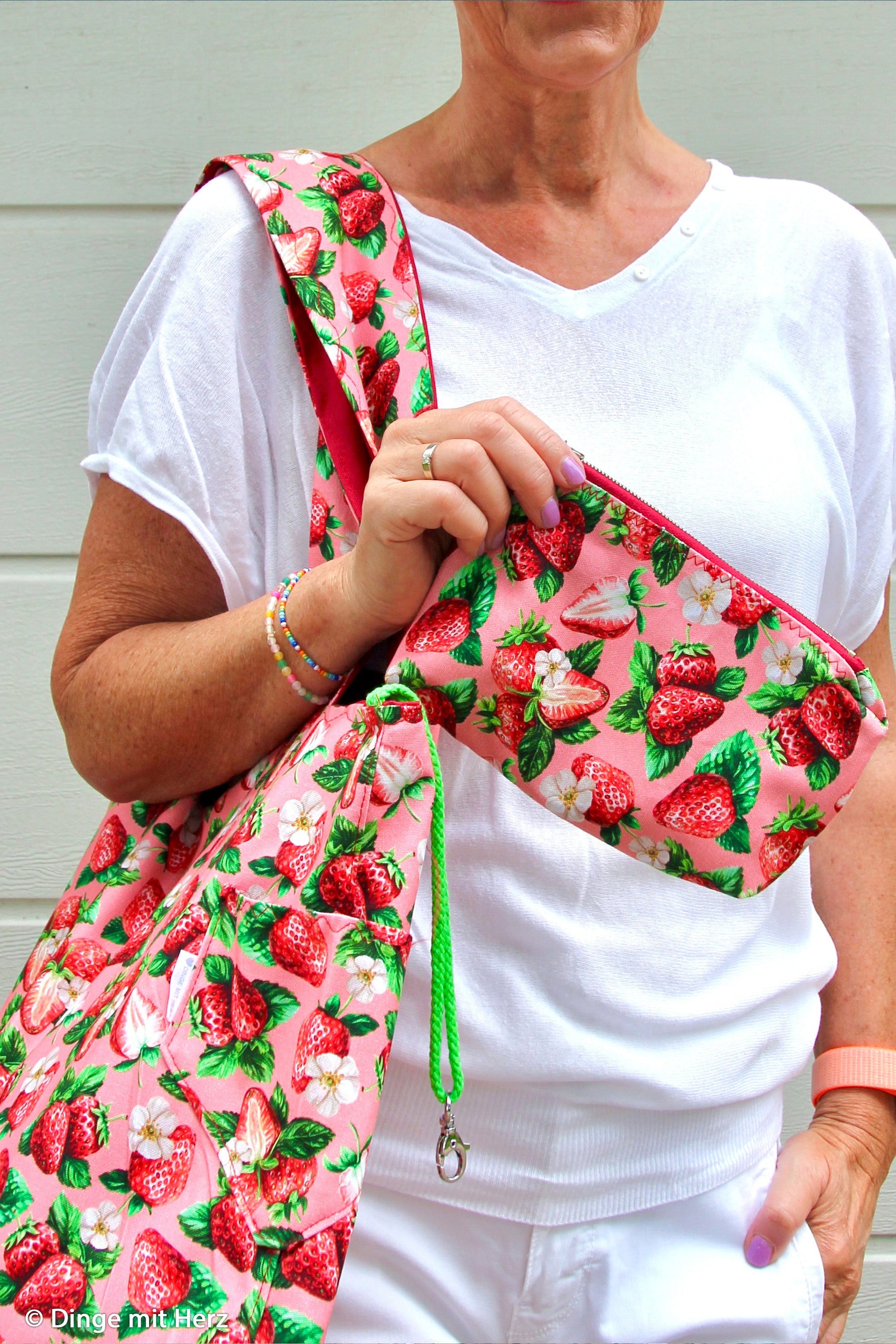 Attēls ar Kanvas audums - zemenes 200 g/m² – pieejams Šarlotes audumi