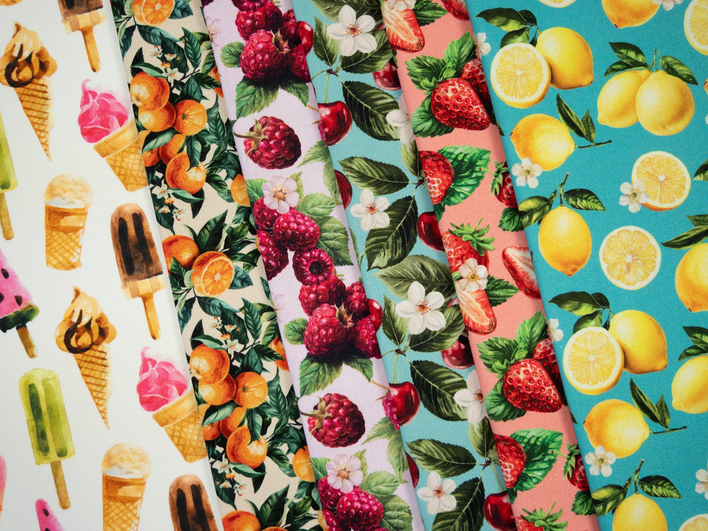 Attēls ar Kanvas audums - zemenes 200 g/m² – pieejams Šarlotes audumi