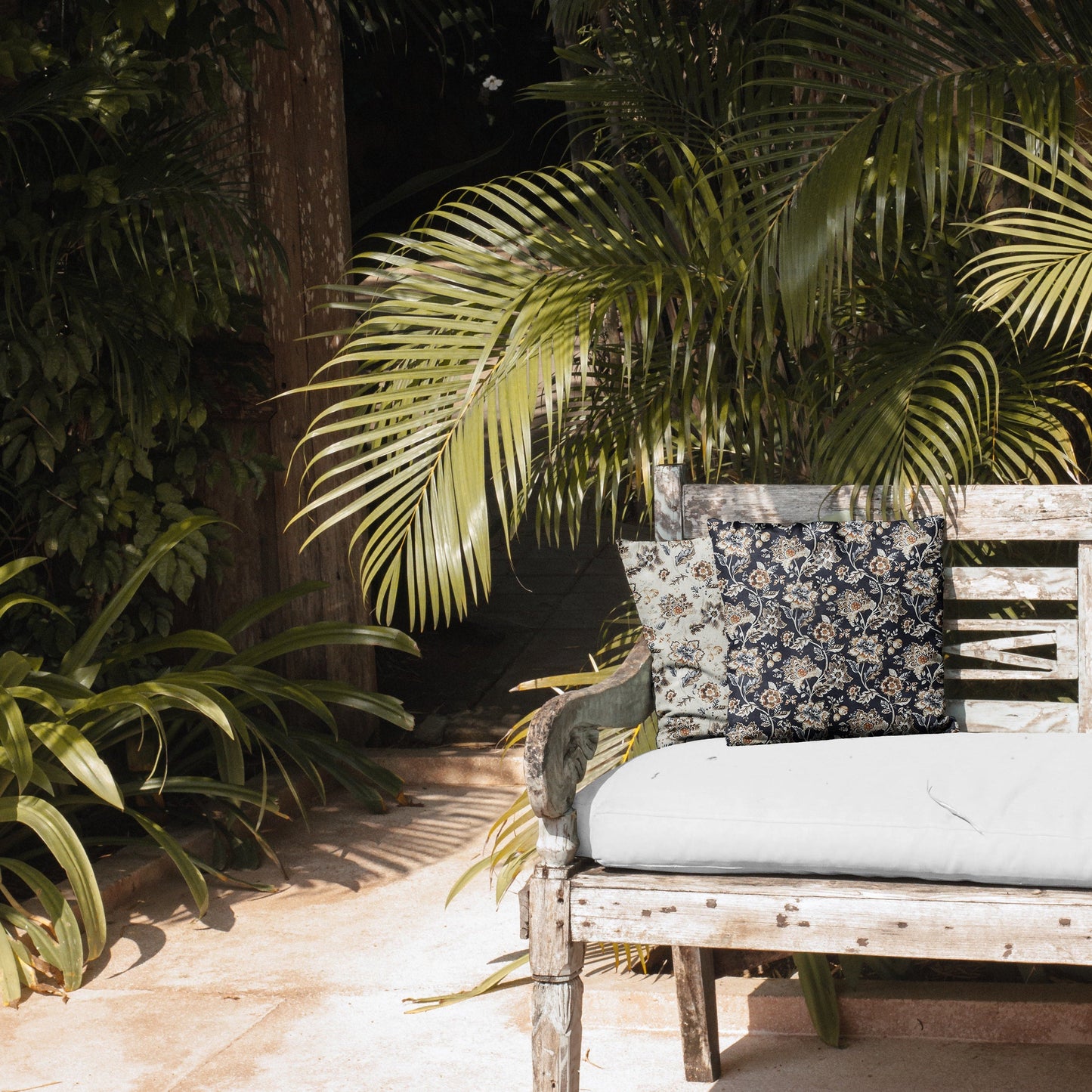 Attēls ar Kanvas audums - ziedi uz tumši zila fona 190 g/m² – pieejams Šarlotes audumi