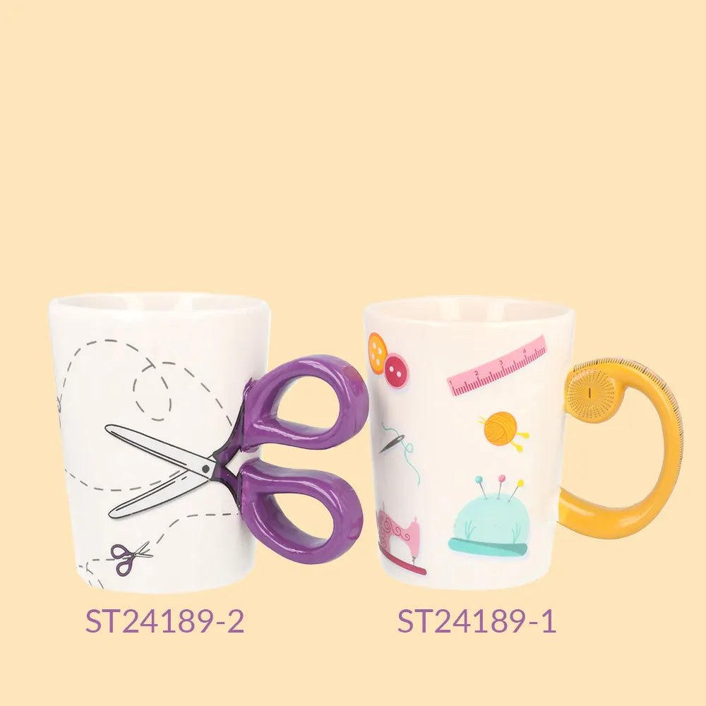 Attēls ar Keramikas krūze “Sew Tasty” ar šķērēm | 500 ml – pieejams Šarlotes audumi