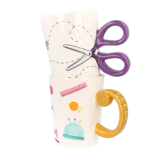 Attēls ar Keramikas krūze “Sew Tasty” ar šķērēm | 500 ml – pieejams Šarlotes audumi