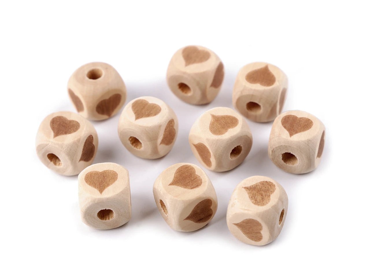 Attēls ar Koka Pērlītes – Kuba Forma ar Iegravētu Motīvu 14x14 mm|10 gab. – pieejams Šarlotes audumi