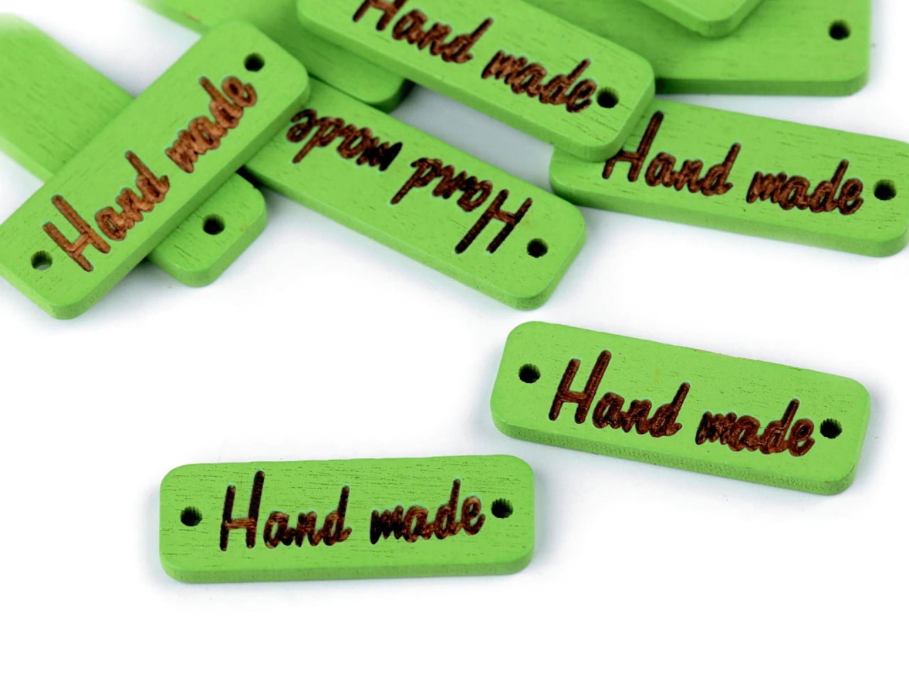 Attēls ar Koka pogas dekors - zaļš Hand Made – pieejams Šarlotes audumi