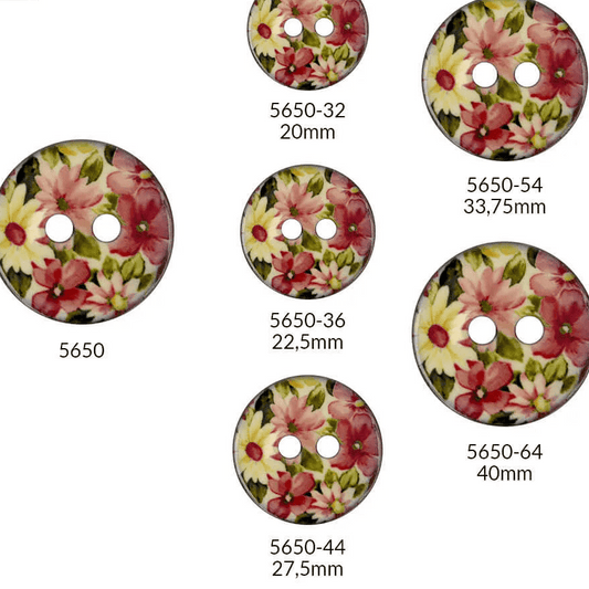 Image of a coconut button with a pink and white floral pattern – 23 mm, 34 mm and 41 mm – available online at Šarlotes audumi