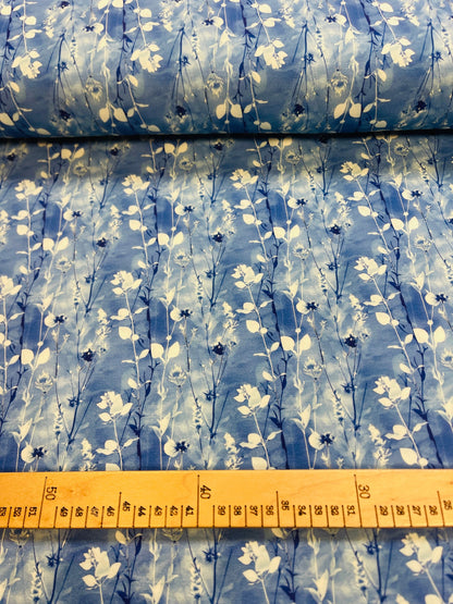 Attache avec jersey à boucles en coton - motif de feuilles bleu et blanc 245 g/m² – disponible chez Charlotte’s audumi