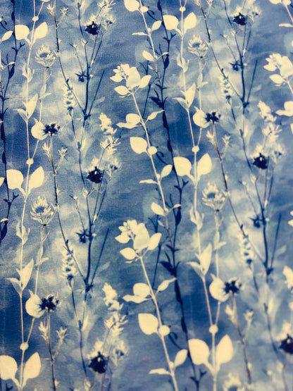 Image avec sweat en coton, motif feuilles bleu et blanc, 245 g/m² – disponible chez Šarlotes audumi