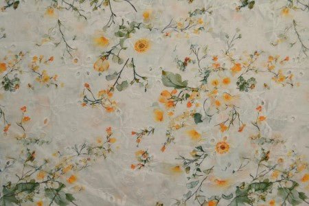 Attēls ar Kokvilnas izšuvuma audums ar ziedu rakstu 100g/m² – pieejams Šarlotes audumi