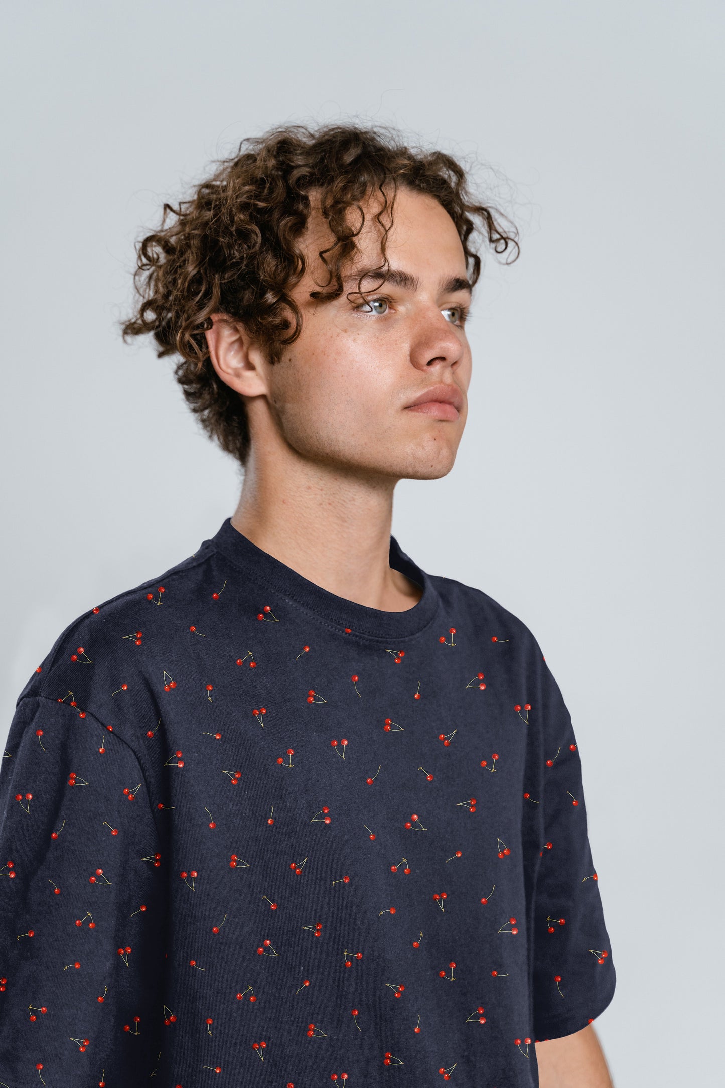 Image avec jersey en coton - cerises sur bleu foncé 200 g/m² – disponible chez Šarlotes audumi