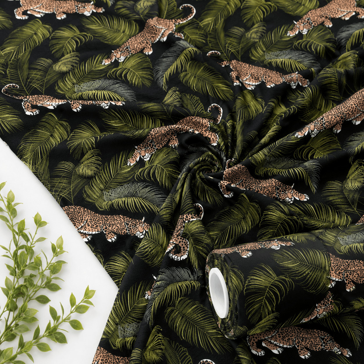 Image avec jersey de coton - feuilles et léopards 220 g/m² – disponible chez les tissus de Charlotte