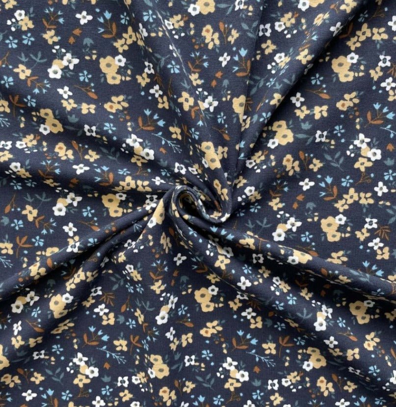 Attēls ar Kokvilnas trikotāža - smalki ziediņi uz tumši zila 200 g/m² – pieejams Šarlotes audumi