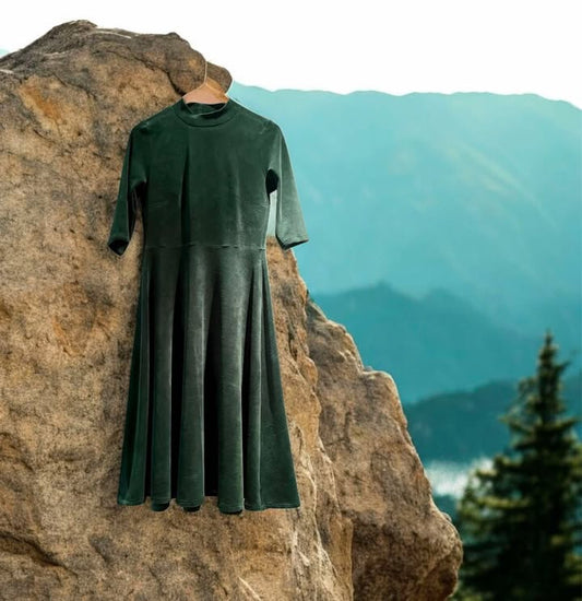 Attēls ar Kokvilnas velūrs - smaragda zaļš 250 g/m² – pieejams Šarlotes audumi