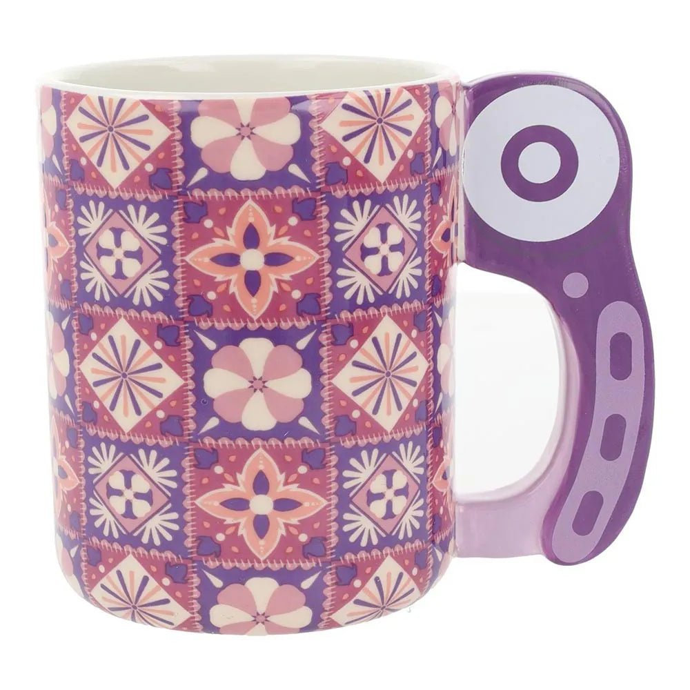 Image d’une tasse avec poignée de coupe rotative 500 ml, violette Sew Tasty – disponible chez Šarlotes audumi
