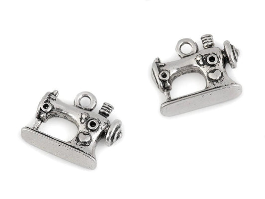 Attēls ar Metāla kulons,dekors – šujmašīna 13 × 16 mm – pieejams Šarlotes audumi