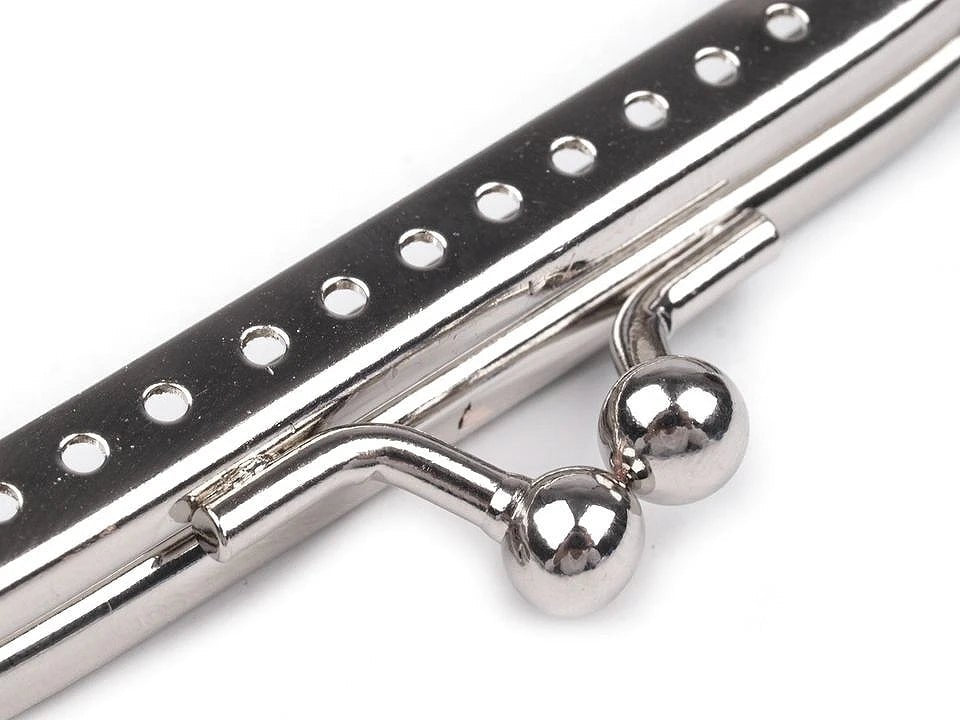 Attēls ar Metāla maciņa rāmis piešūšanai 7.5 × 8 cm – pieejams Šarlotes audumi