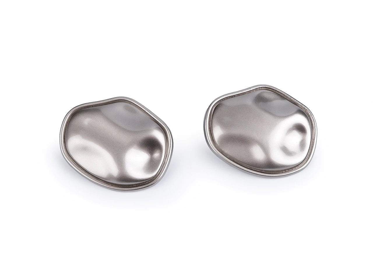Image de boutons métalliques à pied, 29 mm (forme irrégulière) – disponible chez Šarlotes audumi