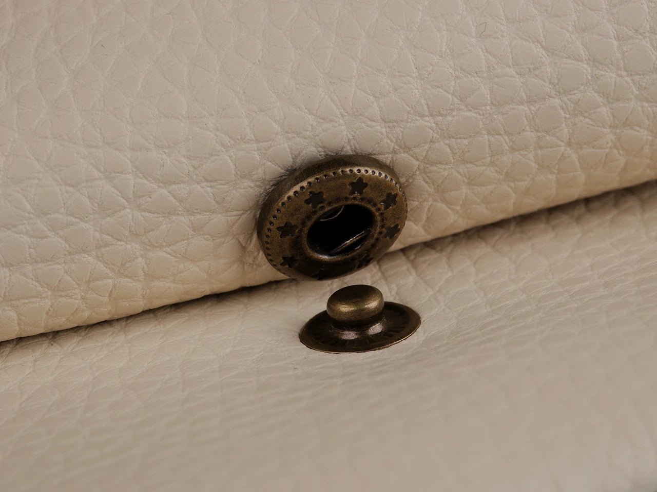 Attēls ar Metāla spiedpogas Ø15 mm ar rokas instrumentu|dažādu toņu – pieejams Šarlotes audumi