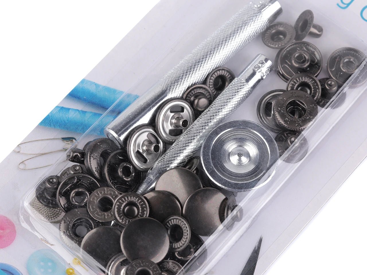 Attēls ar Metāla spiedpogas Ø15 mm ar rokas instrumentu|dažādu toņu – pieejams Šarlotes audumi