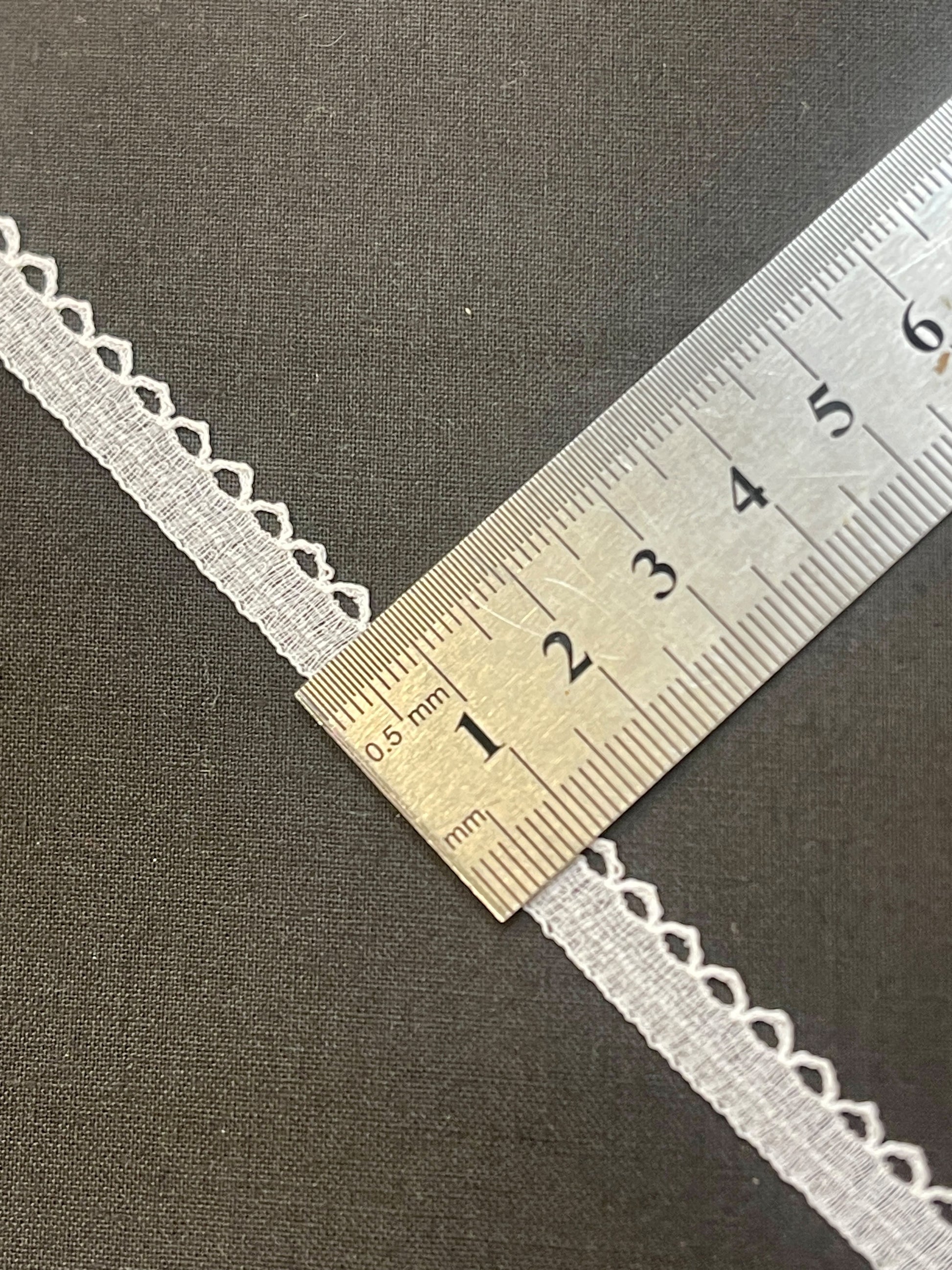 Attēls ar Mežģīne 1 cm-balta – pieejams internetā Šarlotes audumi
