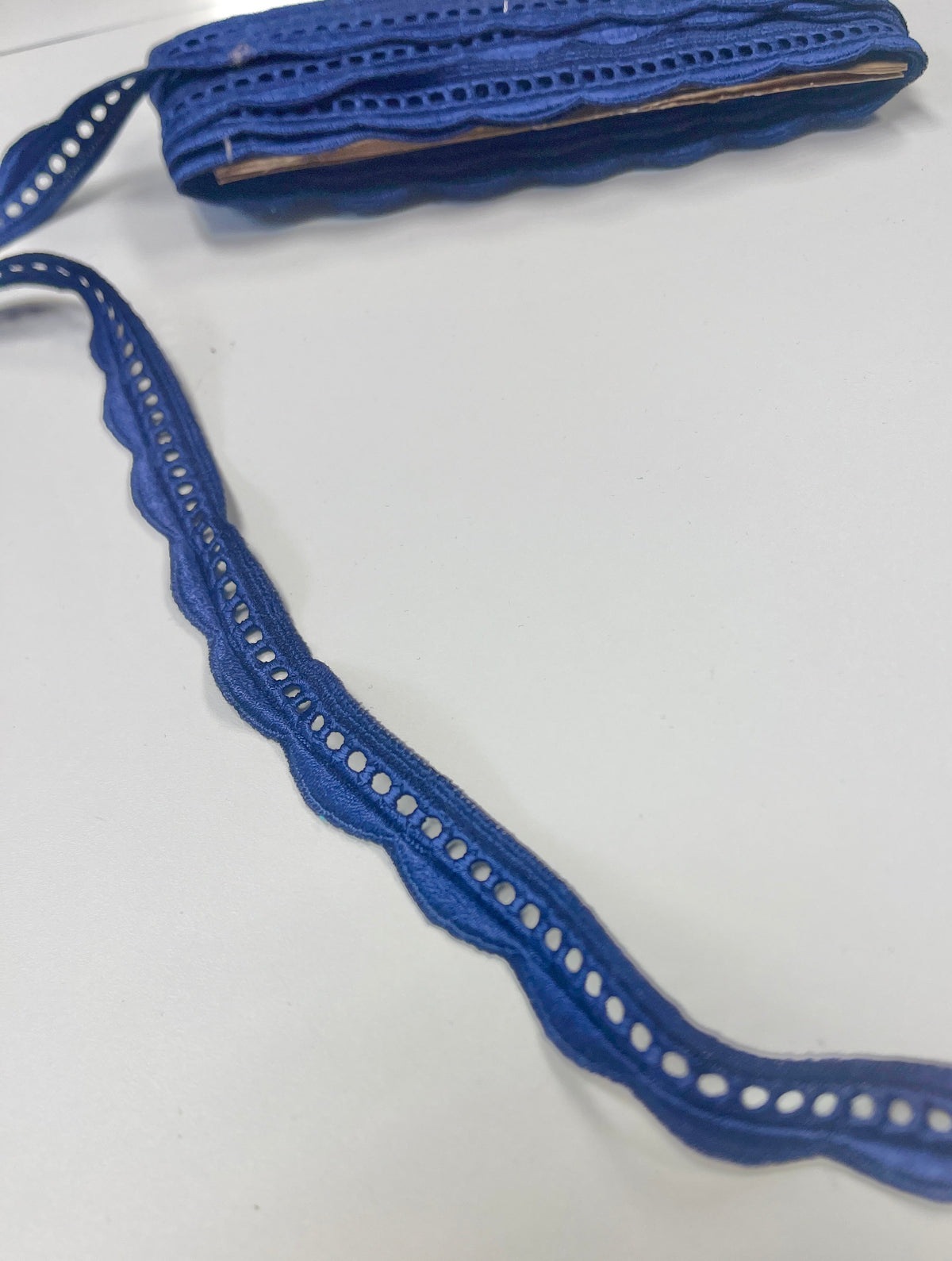 Attēls ar Mežģīne 1,5 cm-tumši zila – pieejams internetā Šarlotes audumi