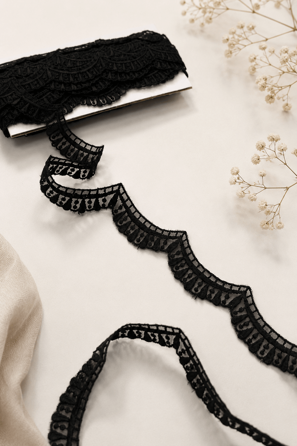 Attēls ar Mežģīne viļņveidīga 3 cm-melna – pieejams internetā Šarlotes audumi