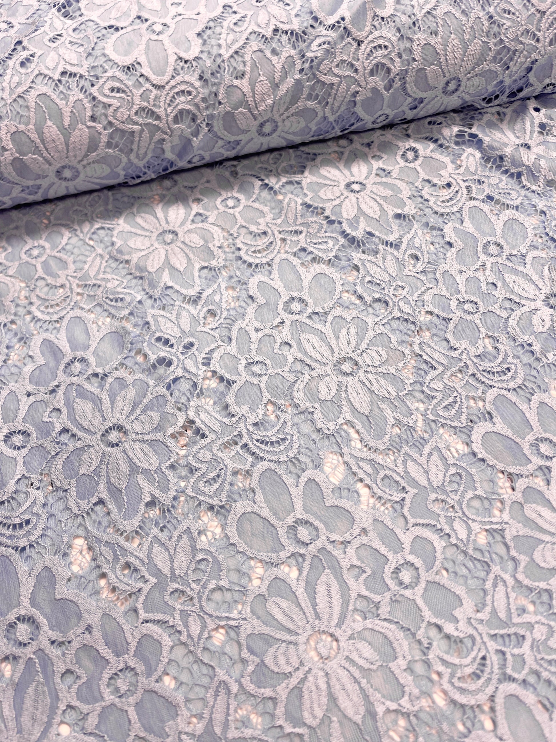 Attēls ar Mežģīņu audums - gaiši zila puķe 150 g/m² – pieejams Šarlotes audumi