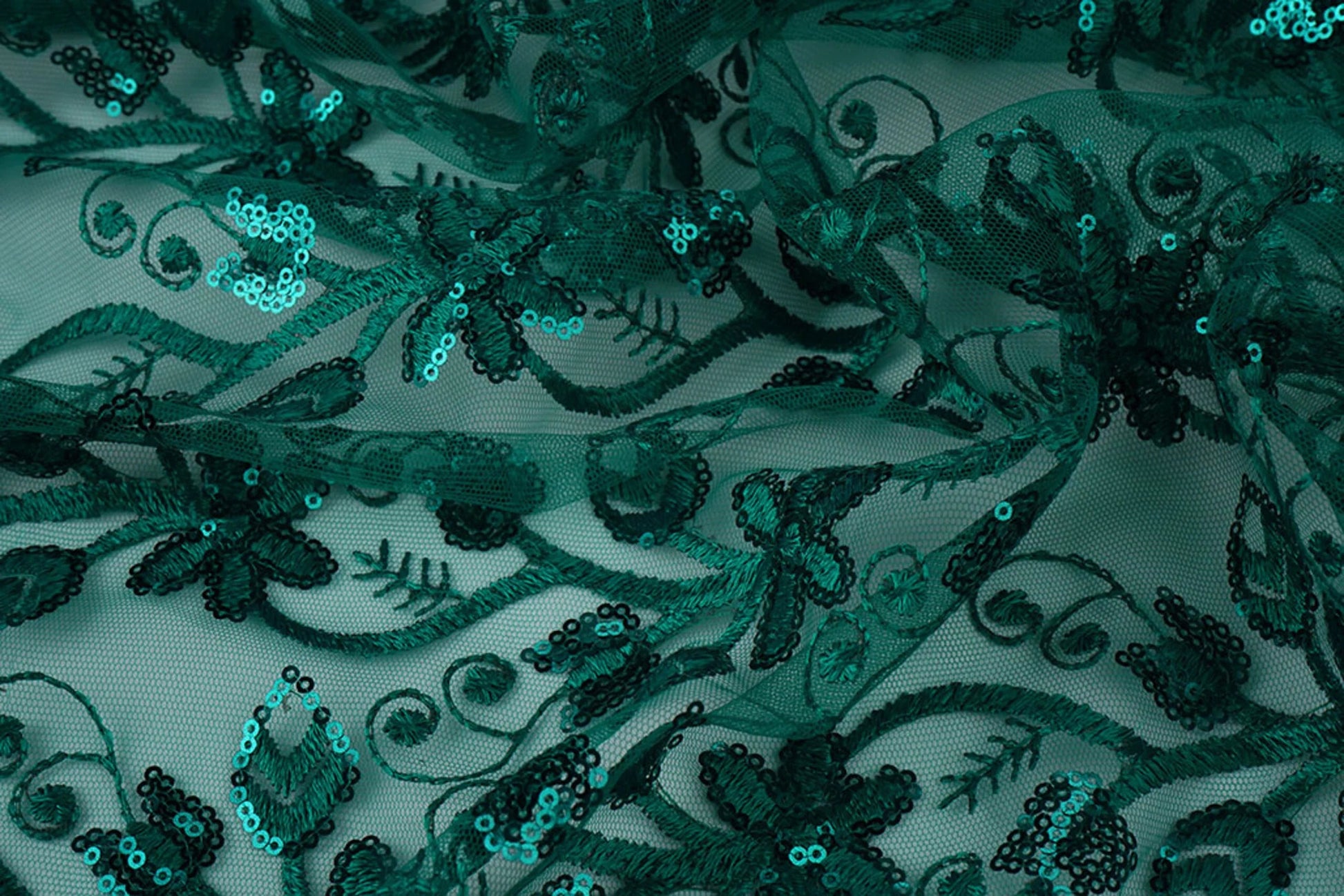 Attēls ar Mežģīņu audums | Izšūts tills ar fliteriem 160 g/m² - smaragda – pieejams Šarlotes audumi