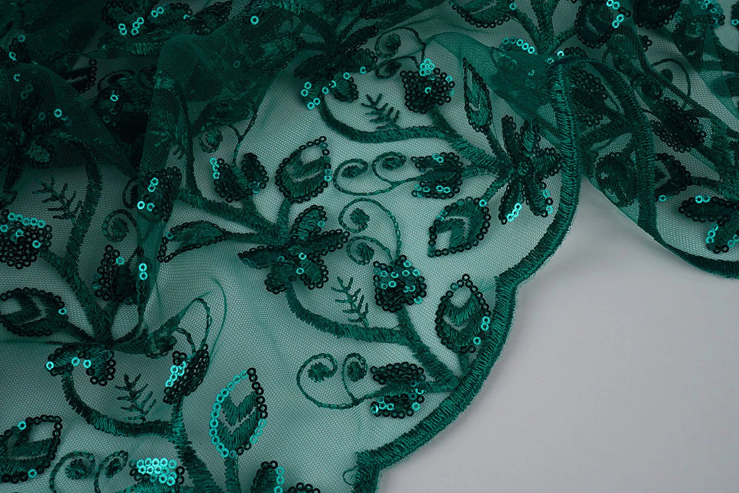 Attēls ar Mežģīņu audums | Izšūts tills ar fliteriem 160 g/m² - smaragda – pieejams Šarlotes audumi