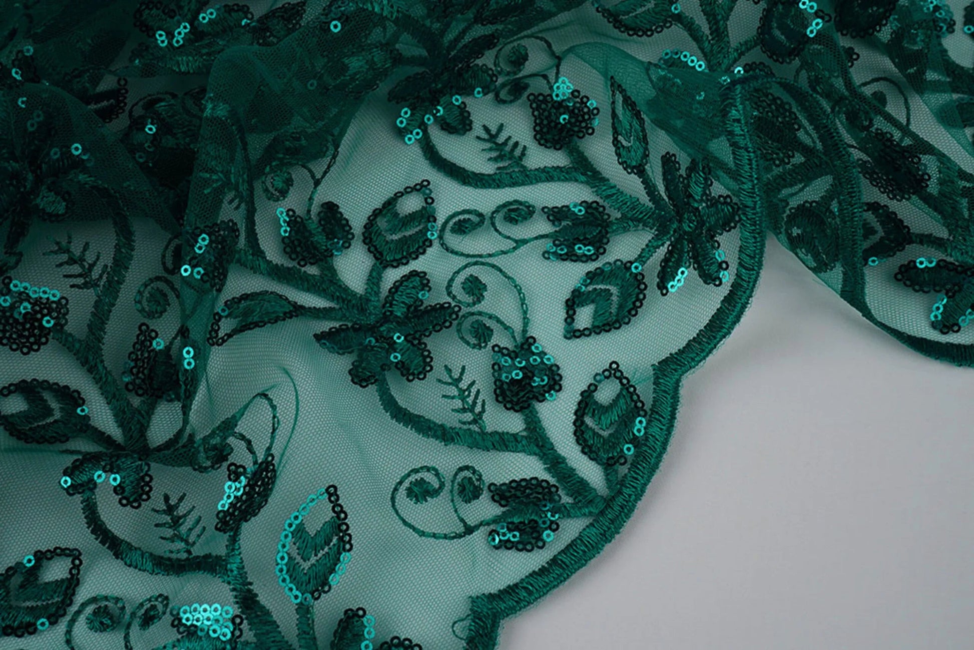 Attēls ar Mežģīņu audums | Izšūts tills ar fliteriem 160 g/m² - smaragda – pieejams Šarlotes audumi