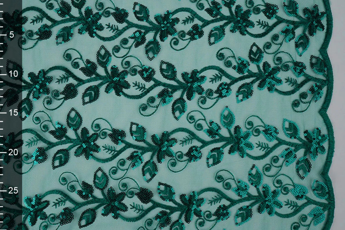 Attēls ar Mežģīņu audums | Izšūts tills ar fliteriem 160 g/m² - smaragda – pieejams Šarlotes audumi